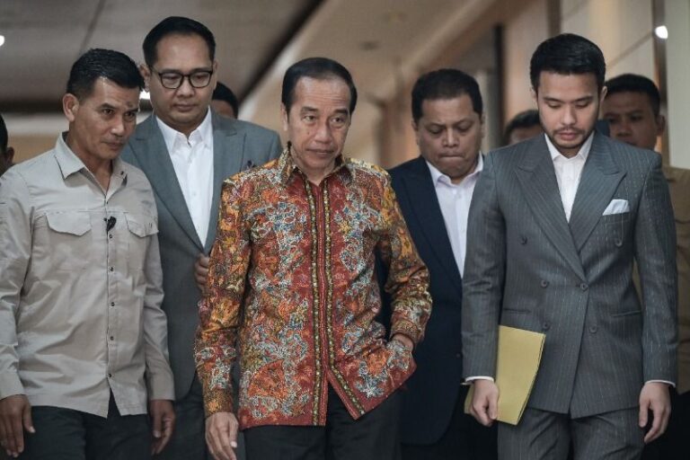 Presiden ketujuh Joko Widodo (tengah) menjawab pertanyaan wartawan di depan Gedung Direktorat Reserse Kriminal Umum Polda Metro Jaya, Jakarta, Rabu (30/4/2025). (