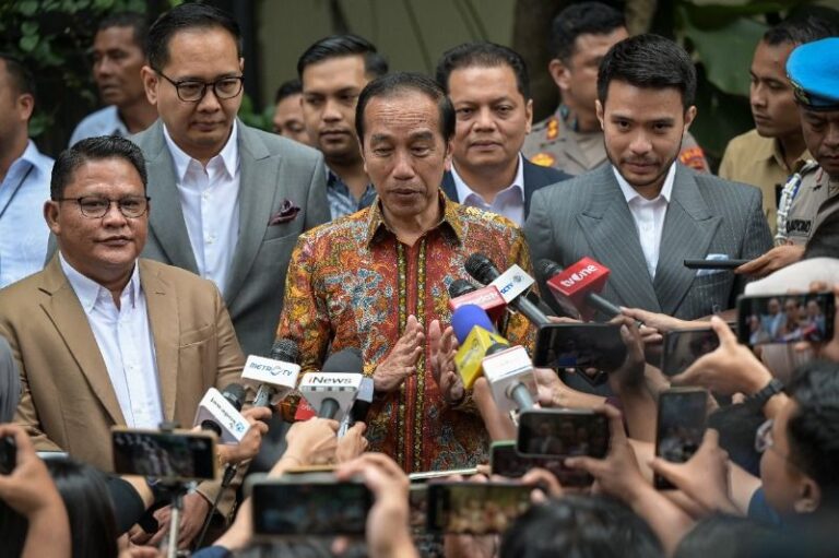 Presiden ke-7 RI, Joko Widodo, memberikan keterangan kepada awak media di depan Gedung Ditreskrimum Polda Metro Jaya, Jakarta, pada Rabu (30/4/2025).