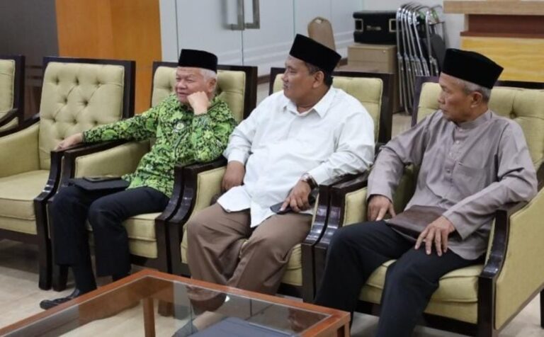 Asisten II Bidang Ekonomi dan Pembangunan Setkab Kukar, Ahyani Fadianur Diani, bersama Tim Pengendalian Inflasi Daerah (TPID) Kukar