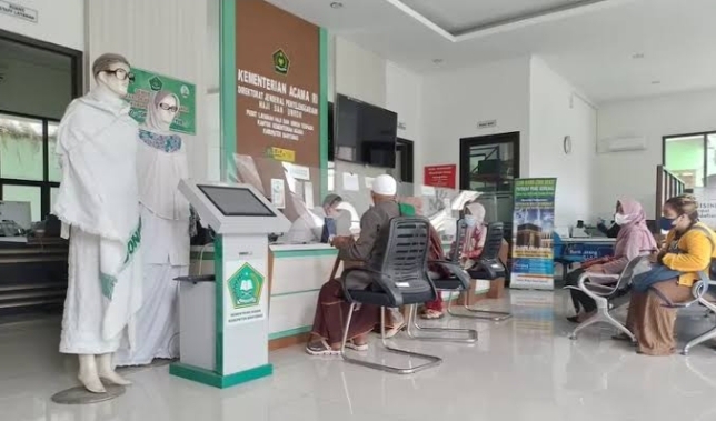 Sejumlah orang melakukan konsultasi terkait pelaksanaan ibadah haji