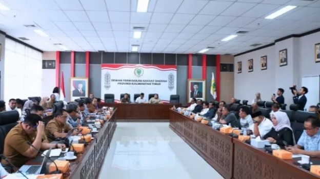 Rapat dengar pendapat yang berlangsung di Gedung E DPRD Kaltim itu dipimpin oleh anggota Komisi IV, Darlis Pattalongi.