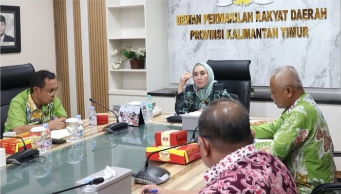 Sekretaris DPRD Provinsi Kalimantan Timur, Norhayati Usman, memimpin rapat internal bersama jajaran struktural dan fungsional Sekretariat DPRD Kaltim