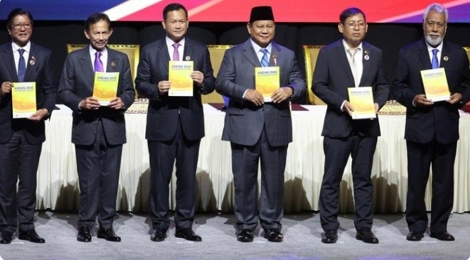 Presiden RI Prabowo Subianto bersama para pemimpin negara lainnya di KTT ASEAN, usai menandatangani deklarasi Kuala Lumpur.