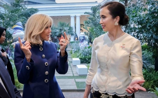Ibu Negara dari Prancis, Brigitte Macron, berbincang dengan Menteri Pariwisata RI Widyanti Putri Wardhana