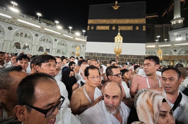 Menteri Agama Nasaruddin Umar (tengah) melaksanakan Tawaf saat rangkaian umrah wajib di Masjidil Haram, Mekkah, Arab Saudi, Sabtu (31/5/2025)