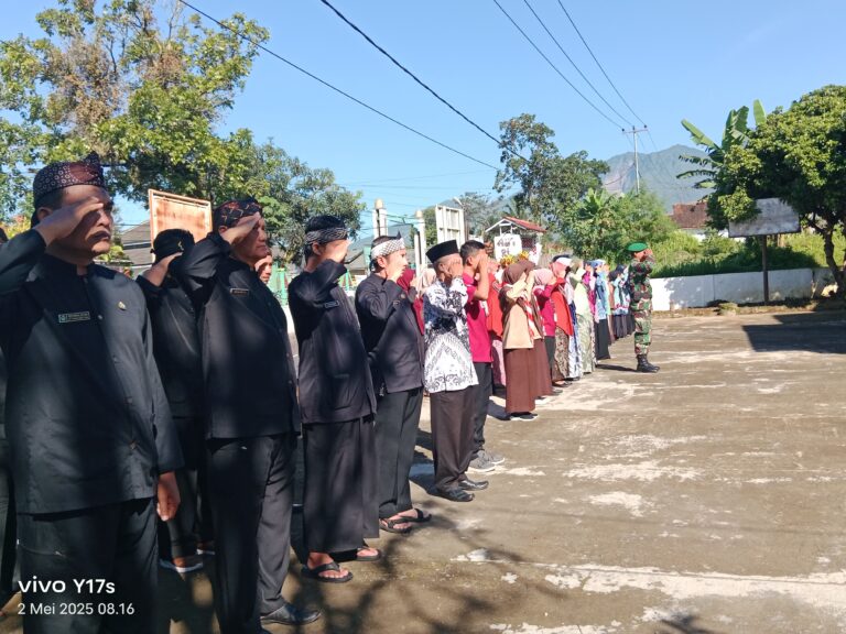 Upacara Hari Pendidikan Nasional 2025 di Kecamatan Cisayong