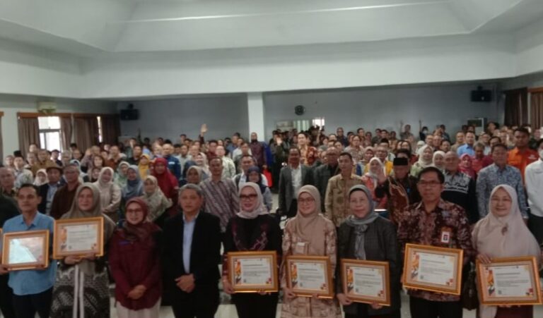 Kegiatan Penyerahan Kontrak Penelitian dan Pengabdian kepada Masyarakat pada Perguruan Tinggi Swasta di Lingkungan LLDIKTI Wilayah IV Tahun 2025