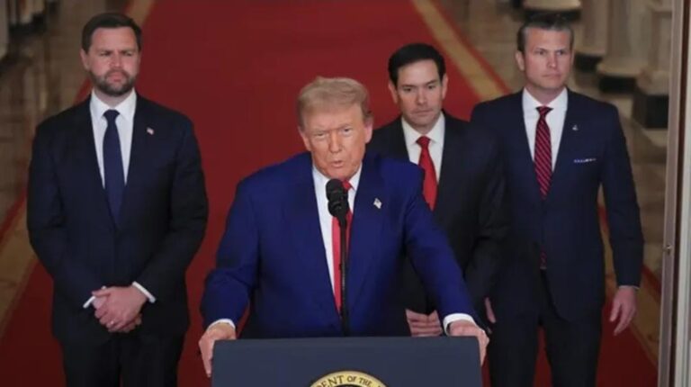 Presiden Donald Trump berpidato dari Gedung Putih, Sabtu (21/6/2025), setelah militer Amerika Serikat menyerang tiga situs program nuklir Iran, yang menandai secara langsung dukungan terhadap Israel. (Dok. Carlos Barria/Pool via AP)