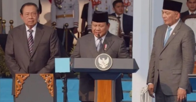 Presiden RI Prabowo Subianto (tengah), Presiden ke-6 RI Susilo Bambang Yudhoyono (kiri), dan Menteri Pertahanan Sjafrie Sjamsoeddin