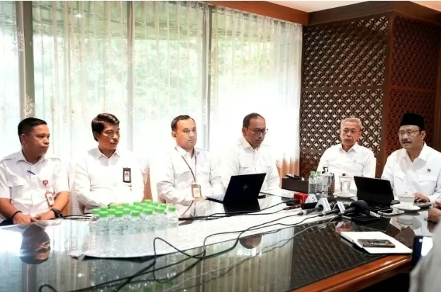 Menteri Sosial (Mensos) Saifullah Yusuf melakukan konferensi pers terkait pencairan bansos penebalan
