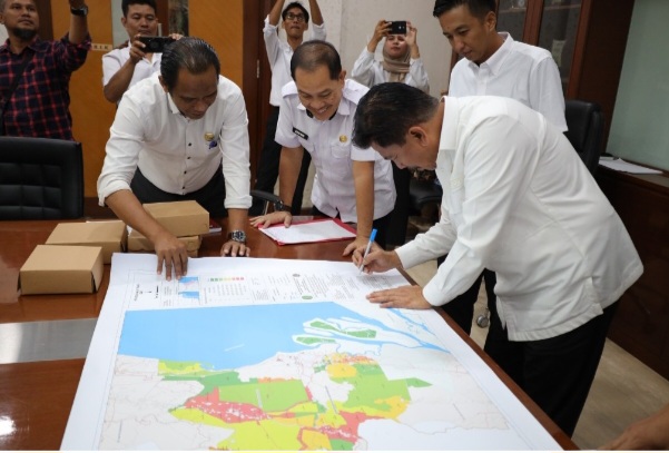 Pemkab Kukar) secara resmi menerima Peta Zona Nilai Tanah (ZNT) untuk Kecamatan Muara Badak dari Badan Pertanahan Nasional (BPN) Kukar