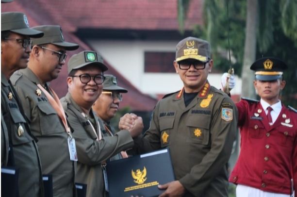 Bupati dan Wakil Bupati Kukar menerima Lencana Asta Brata dalam penutupan Retret Kepala Daerah Gelombang II di IPDN.