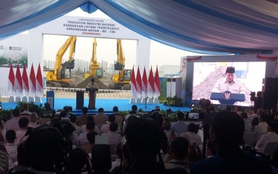 Presiden Prabowo Subianto saat berpidato dalam agenda peletakan batu pertama (groundbreaking) pembangunan proyek Ekosistem Industri Baterai Kendaraan Listrik Terintegrasi Konsorsium ANTAM-IBC-CBL