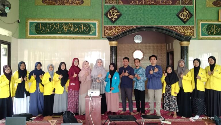 Peserta dan panitia dari SALUT UT Tasikmalaya berfoto bersama usai acara penutupan pelatihan di Pesantren Pramuka Khalifa, Sabtu (5/7/2025). Wajah penuh semangat menandai selesainya kegiatan yang berlangsung selama tiga hari.