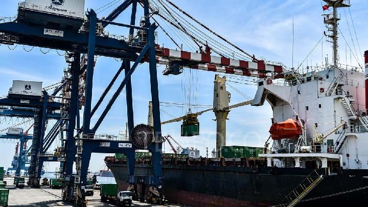 Surplus Neraca Perdagangan Indonesia Mei 2025