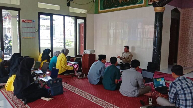 Suasana sesi praktik dalam Pelatihan Penulisan Karya Ilmiah di Pesantren Pramuka Khalifa, Tasikmalaya. Para peserta tampak serius mempraktikkan penggunaan perangkat lunak riset modern di laptop masing-masing, dipandu langsung oleh pemateri.