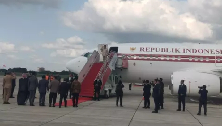 Presiden Prabowo Subianto tiba di Landasan Udara Halim Perdanakusuma, Jakarta Timur, untuk bertolak ke Arab Saudi