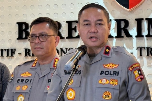 Kepala Biro Penerangan Masyarakat (Karopenmas) Divhumas Polri Brigjen Pol. Trunoyudo Wisnu Andiko (kanan) bersama Kabagpenum Divisi Humas Polri Kombes Pol. Erdi A. Chaniago (kiri)