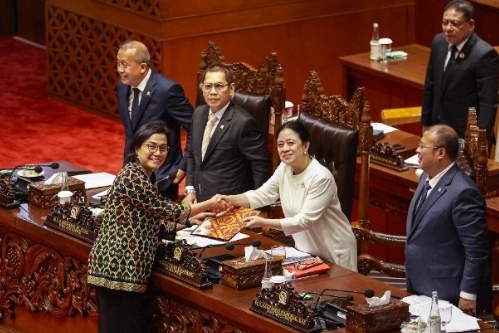 Ketua DPR Puan Maharani (kedua kanan) menerima berkas tanggapan Pemerintah dari Menteri Keuangan Sri Mulyani Indrawati (kiri)