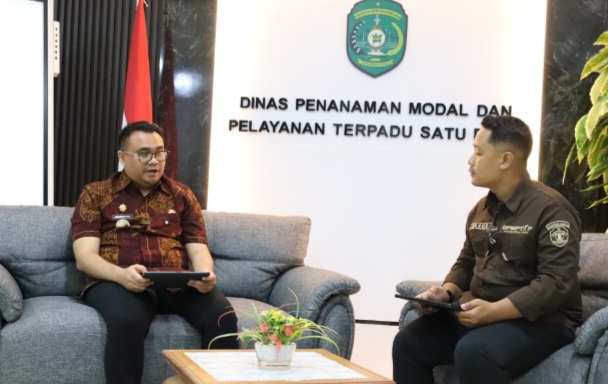 Bupati Kukar, Aulia Rahman Basri, menyampaikan ajakan tersebut saat menjadi narasumber dalam sesi wawancara video podcast promosi investasi di Kantor DPMPTSP Kukar