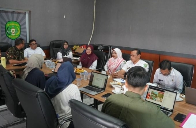 Pertemuan berlangsung di ruang rapat Kantor Camat Anggana