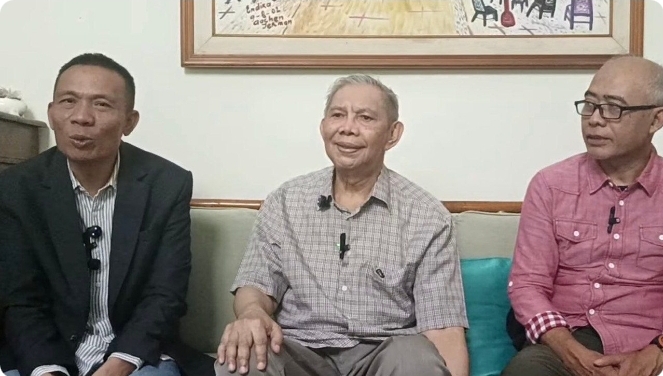 Mantan Rektor Universitas Gadjah Mada (UGM) Profesor Sofian Effendi (Tengah) bersama Pakar Digital Forensik Rismon Hasiholan Sianipar (kiri).