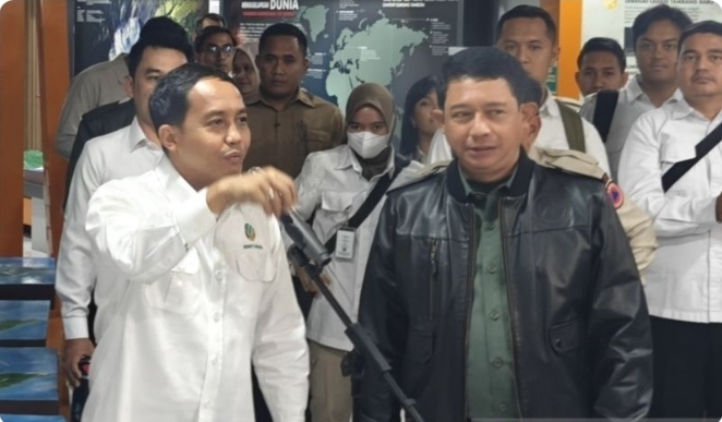 Kepala BNPB Suharyanto mendampingi Menteri Kehutanan