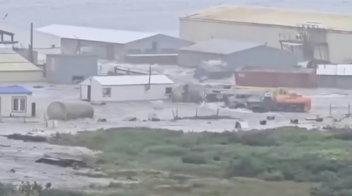 Gelombang tsunami menerjang kota pesisir Severo-Kurilsk, Rusia