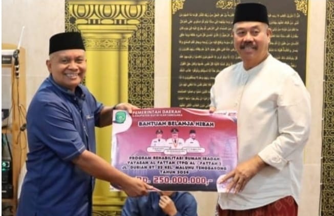 Pemkab Kukar Salurkan Dana Rp250 Juta untuk Langgar di Tenggarong