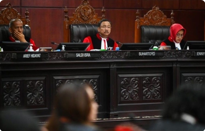 Ketua Mahkamah Konstitusi (MK) Suhartoyo didampingi Wakil Ketua MK Saldi Isra dan Enny Nurbaningsih