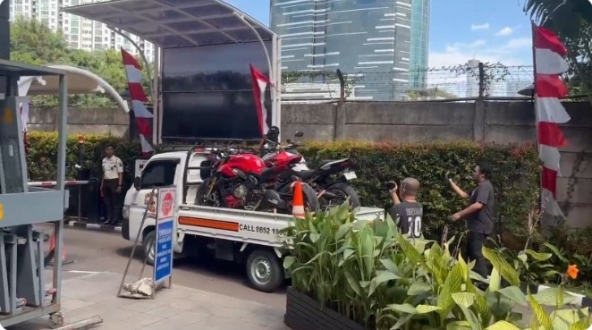 Dua buah motor bermerek Ducati hasil penyitaan dari Operasi Tangkap Tangan (OTT) yang menyeret Wamenaker Immanuel Ebenezer Gerungan alias Noel
