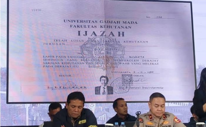 Gambar fotokopi ijazah Joko Widodo ditunjukkan dalam konferensi pers di Gedung Bareskrim Polri,
