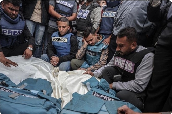 Sejumlah jurnalis meratapi rekannya yang gugur saat peliputan di Gaza, Palestina