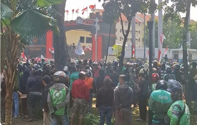 Massa ojol menyerbu Mako Brimob Kwitang, Jakpus,
