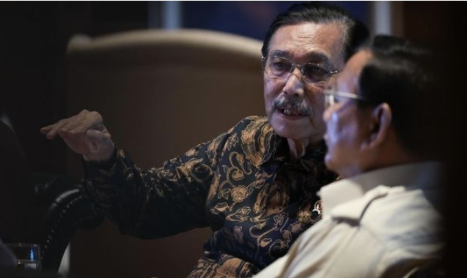 Presiden Prabowo Subianto menerima Ketua Dewan Ekonomi Nasional (DEN) Luhut Binsar Pandjaitan Baca artikel CNBC Indonesia "Luhut Boyong Ilmuwan Top Temui Prabowo, Ternyata Mau Ada Proyek Ini" selengkapnya di sini: https://www.cnbcindonesia.com/tech/20250827193446-37-661939/luhut-boyong-ilmuwan-top-temui-prabowo-ternyata-mau-ada-proyek-ini Download Apps CNBC Indonesia sekarang https://app.cnbcindonesia.com/