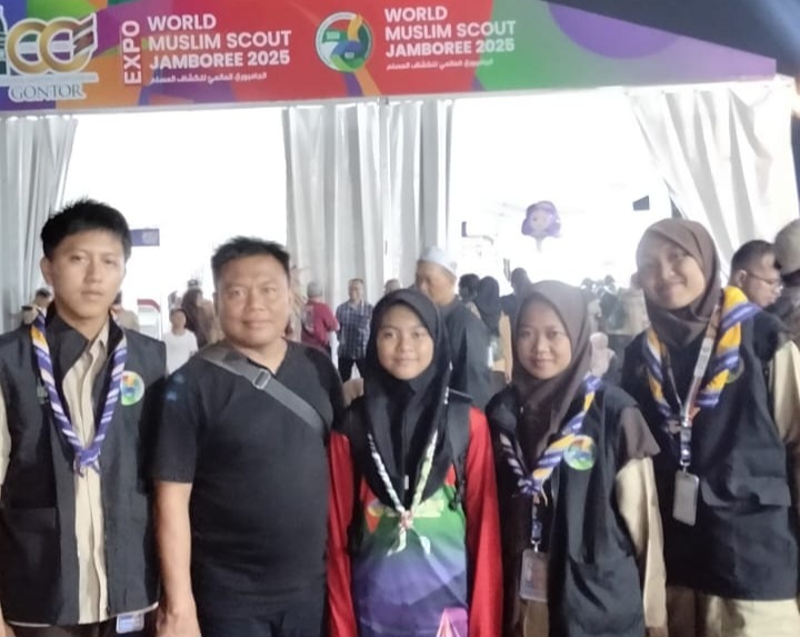 Lisda Lisdiawati dan Astri Nurfianti Suherman dari Program Studi Manajemen, serta Richard Abdullah Mundzir