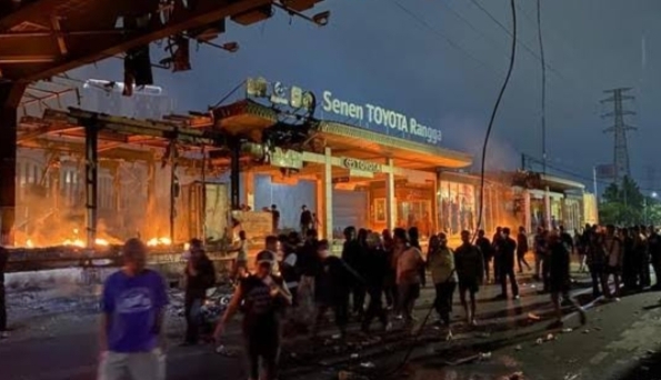 Halte TransJakarta dibakar oknum saat demonstrasi