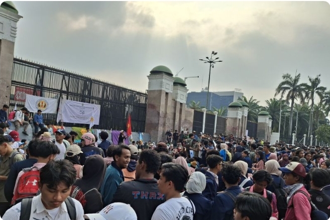 Ratusan mahasiswa dari Universitas Padjadjaran (Unpad) berunjuk rasa di depan Kompleks DPR/MPR