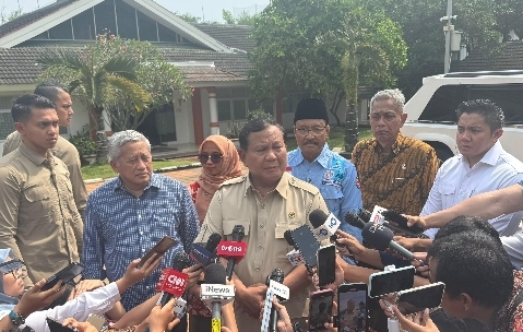 Presiden Prabowo Subianto seusai meninjau Sekolah Rakyat Menengah Atas (SRMA) 10 Margaguna, Jakarta Selatan