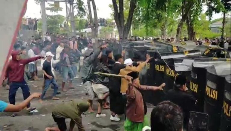 Aksi Warga Sampang Ricuh, Alun-Alun Rusak dan Polisi Luka-Luka Aksi Warga Sampang Ricuh, Alun-Alun Rusak dan Polisi Luka-Luka