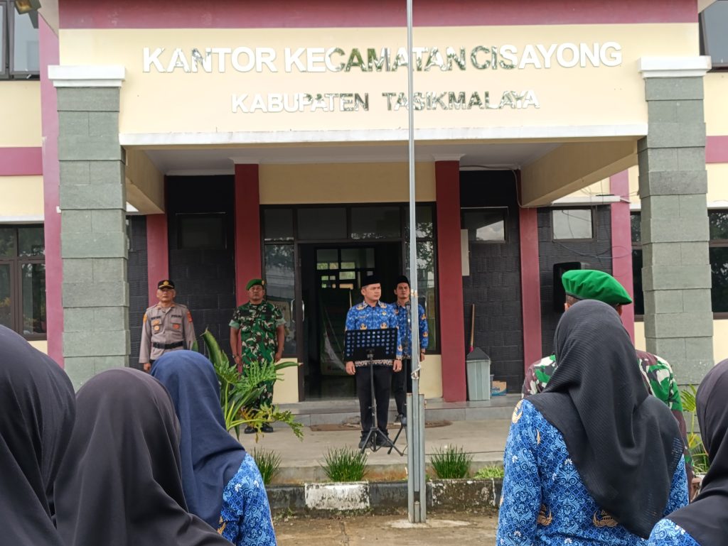 Sebagai inspektur upacara, Sekcam Cisayong Rizal Huda membacakan amanat Bupati Tasikmalaya pada peringatan Sumpah Pemuda ke-97.
