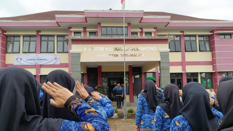 Merah Putih Naik, Pemuda Cisayong Bergerak Hormat bendera mengiringi pengibaran Merah Putih dalam Upacara Sumpah Pemuda ke-97 bertema “Pemuda Pemudi Bergerak, Indonesia Bersatu” di halaman Kantor Kecamatan Cisayong, Selasa (28/10/2025).