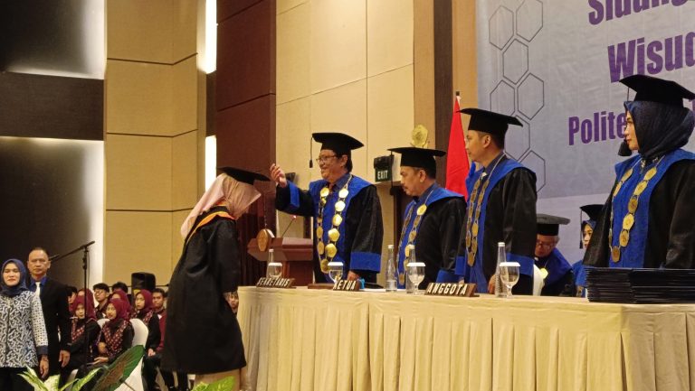 Wisuda XVI Politeknik Triguna Tasikmalaya Kukuhkan 87 Lulusan, 3 Cumlaude Direktur Ir. Ubaidillah, MM mengalungkan selempang kepada wisudawan pada Wisuda ke-XVI di Hotel Santika Tasikmalaya, Rabu (29/10/2025).