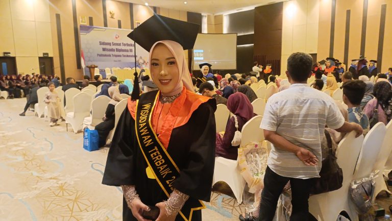 Juara dari Kebiasaan Kecil  Maya Tsulistiani Rahman berpose mengenakan toga usai dinobatkan “Dengan Pujian” (IPK 3,86) pada Wisuda ke-XVI Politeknik Triguna Tasikmalaya, Hotel Santika, (29/10/2025).