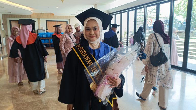 Wisuda Politeknik Triguna Tasikmalaya: Risma Nurrohmah resmi lulus dengan IPK 3,75 dan predikat cum laude.