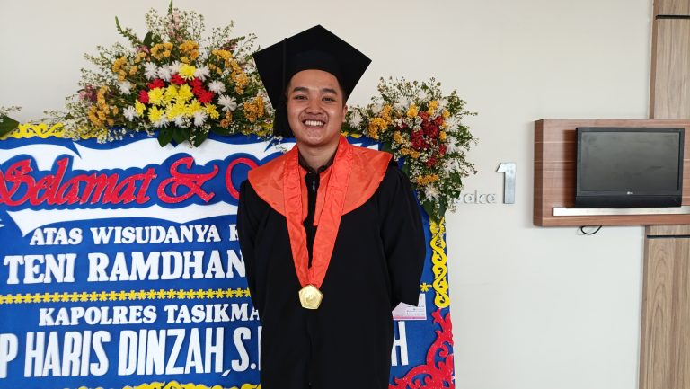 Garut–BCA via Politri Tasikmalaya  Muhamad Sahrul Fahri berpose dengan toga usai Wisuda ke-XVI Politeknik Triguna Tasikmalaya, Rabu (29/10/2025).