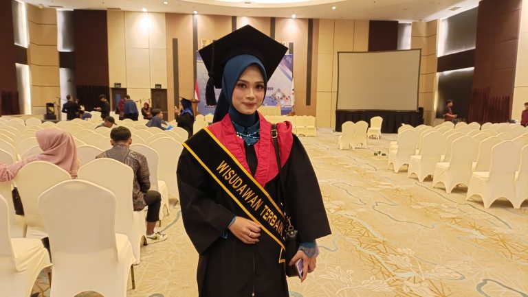 Ai Sri Mulyani, Lulusan Terbaik Program Komputerisasi Akuntansi Politeknik Triguna Tasikmalaya, meraih IPK 3,85 dengan predikat Dengan Pujian pada Wisuda ke-XVI tahun 2025.