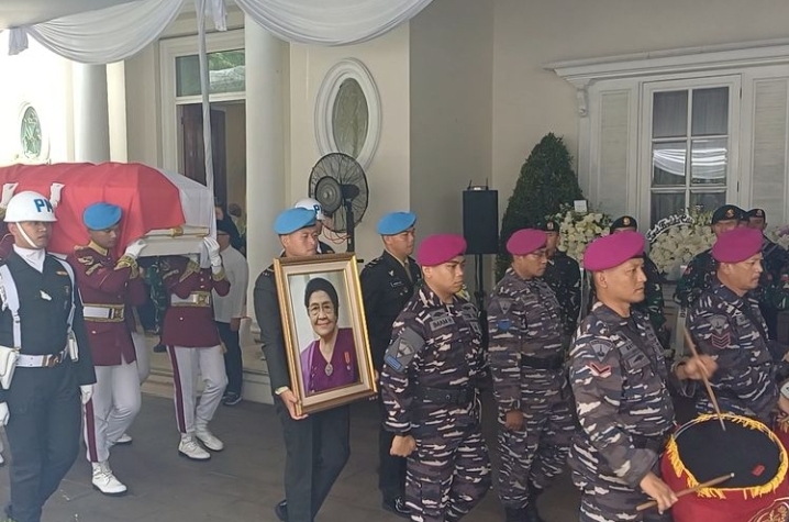 Jenazah istri Wakil Presiden RI Ke-4 Umar Wirahadikusumah, Karlinah saat dilepas dari rumah duka
