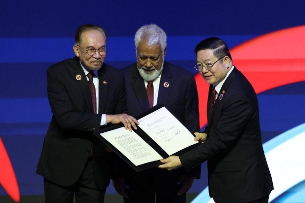 Timor Leste Resmi Bergabung ke ASEAN pada KTT Kuala Lumpur upacara penandatanganan deklarasi penerimaan Timor Leste ke dalam Asean pada KTT Asean ke-47 di Kuala Lumpur, Malaysia, Minggu (26/10/2025) Artikel ini telah tayang di Bisnis.com dengan judul "Timor Leste Resmi Jadi Anggota Asean, Akhiri Penantian 14 Tahun", Klik selengkapnya di sini: https://kabar24.bisnis.com/read/20251026/19/1923366/timor-leste-resmi-jadi-anggota-asean-akhiri-penantian-14-tahun#goog_rewarded. Penulis : M Ryan Hidayatullah - Bisnis.com Download aplikasi Bisnis.com terbaru untuk akses lebih cepat dan nyaman di sini: Android: http://bit.ly/AppsBisniscomPS iOS: http://bit.ly/AppsBisniscomIOS