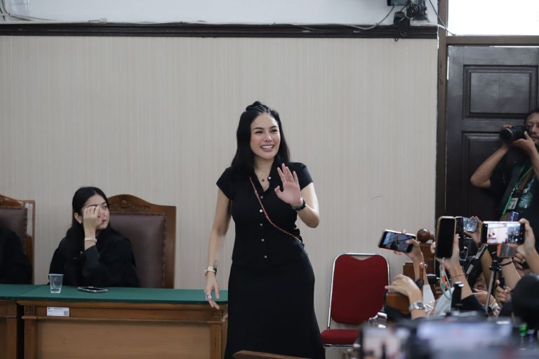 Nikita Mirzani Divonis 4 Tahun Penjara, Tak Terbukti TPPU Nikita Mirzani Divonis 4 Tahun Penjara, Tak Terbukti TPPU